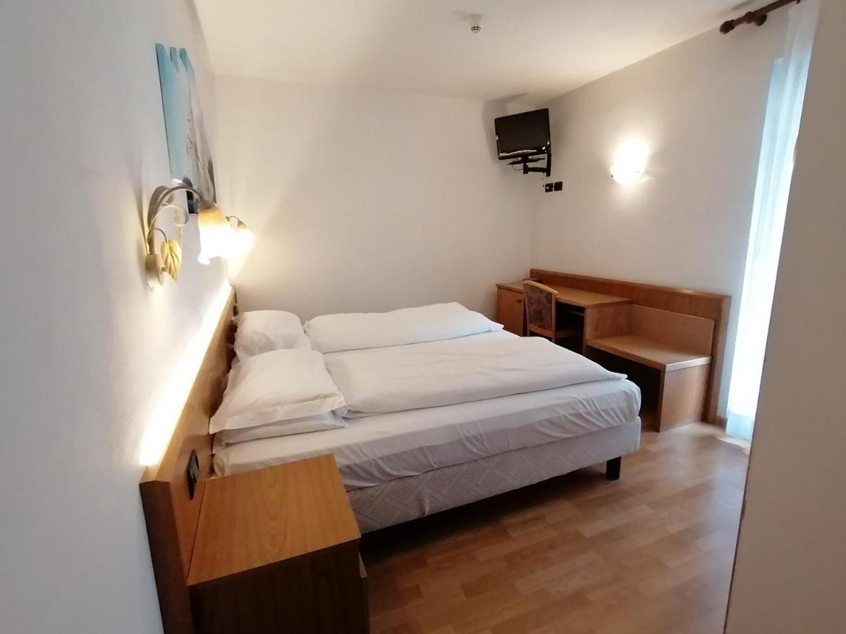 Hotel Denny Пинцоло Екстериор снимка