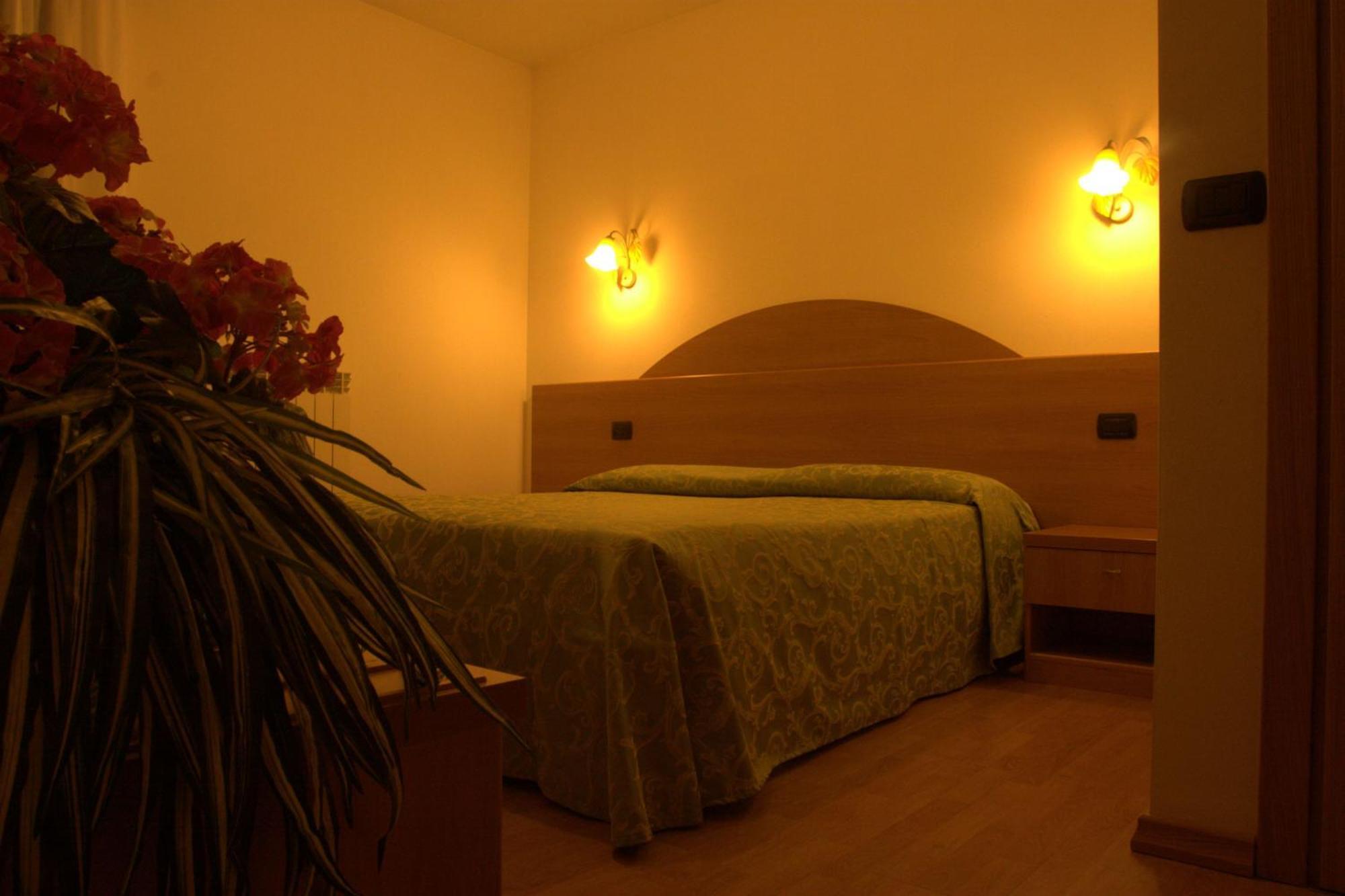 Hotel Denny Пинцоло Екстериор снимка