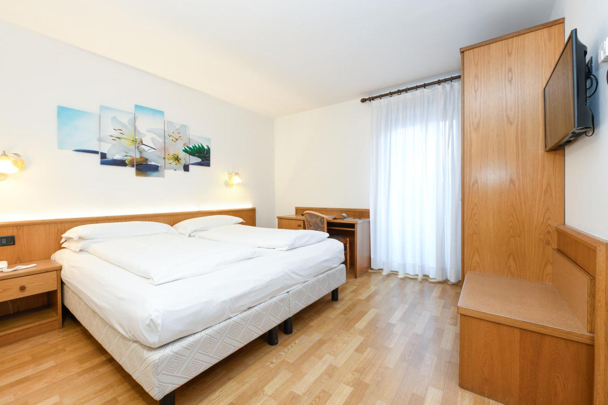 Hotel Denny Пинцоло Екстериор снимка
