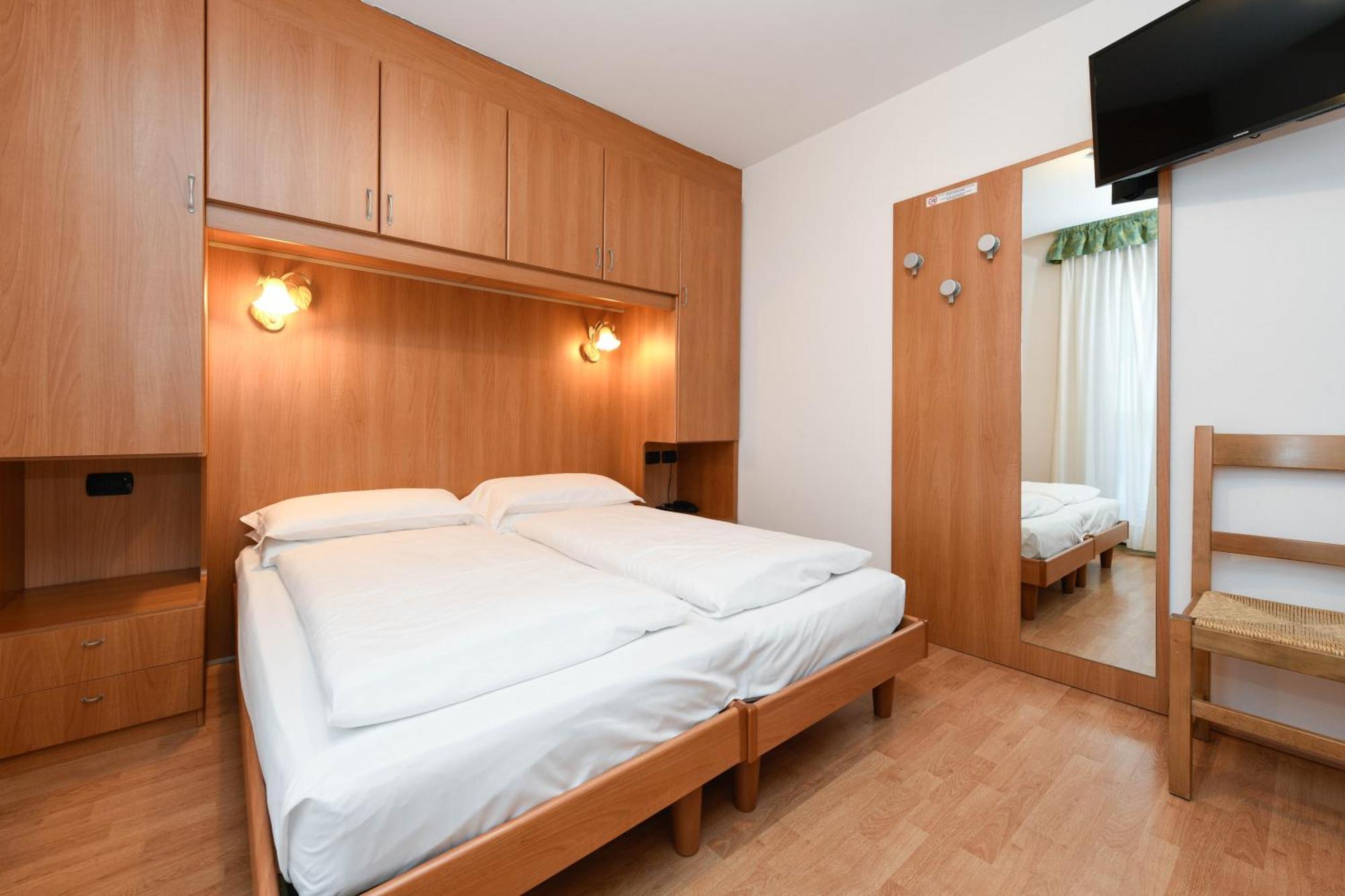Hotel Denny Пинцоло Екстериор снимка