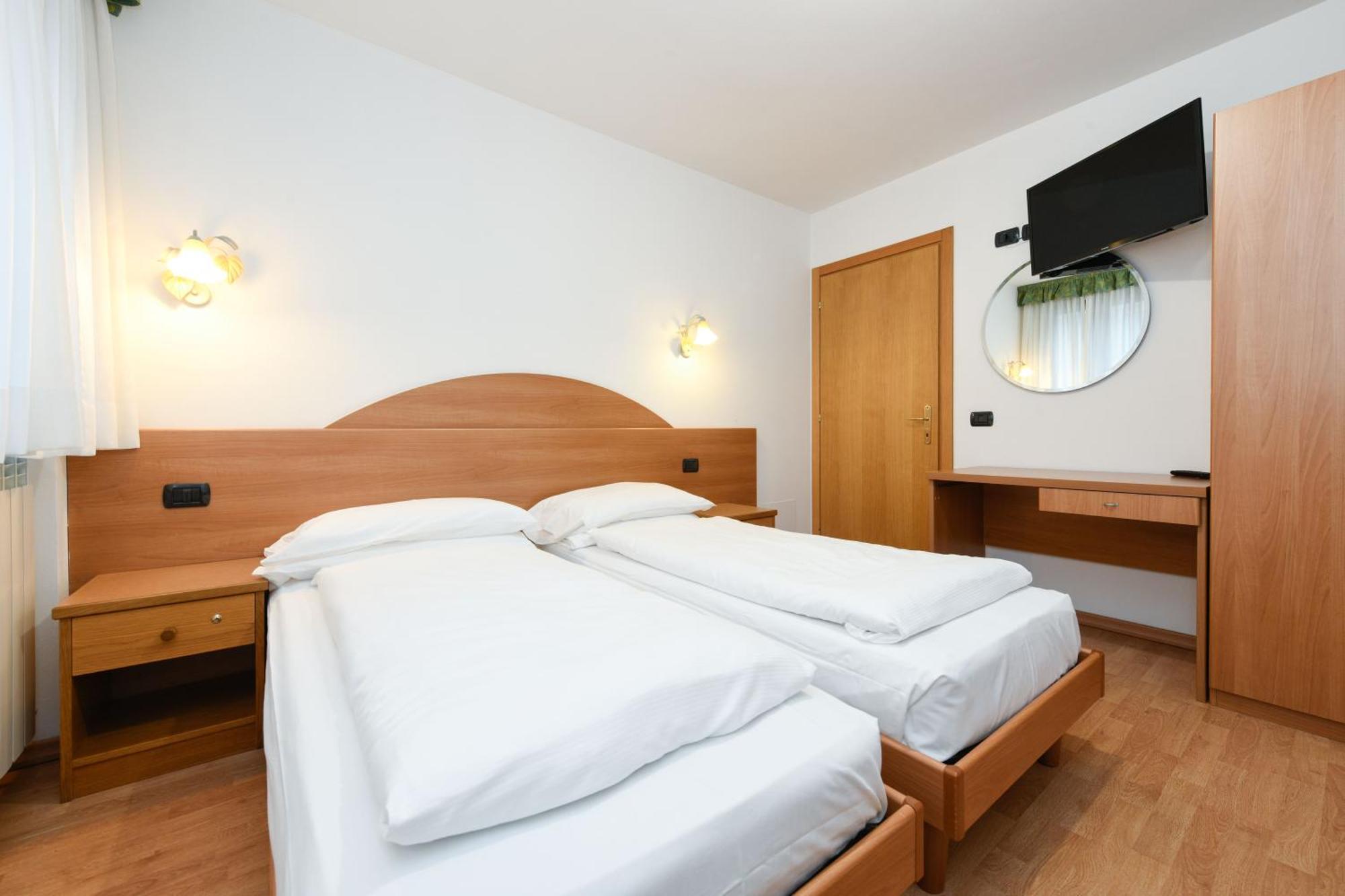 Hotel Denny Пинцоло Екстериор снимка