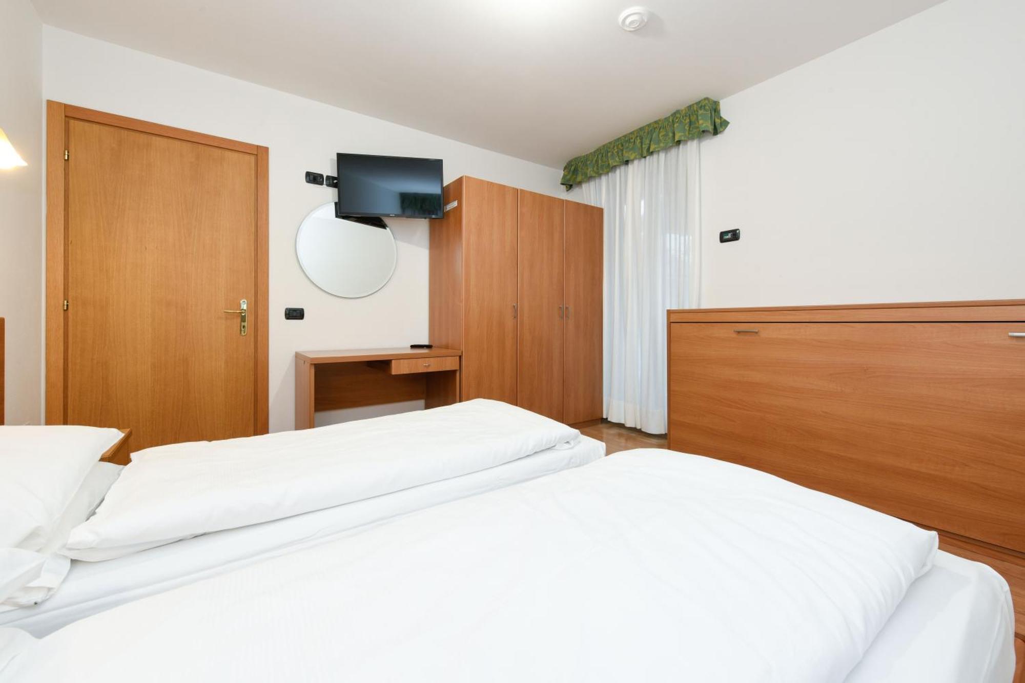 Hotel Denny Пинцоло Екстериор снимка